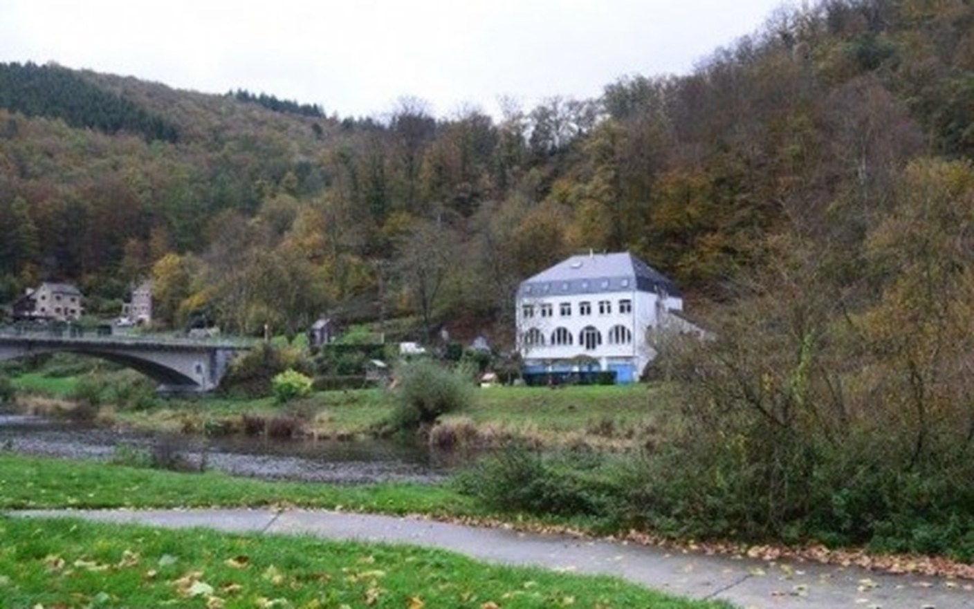 POUPEHAN Bouillon gite voor 28 personen, langs Semois.